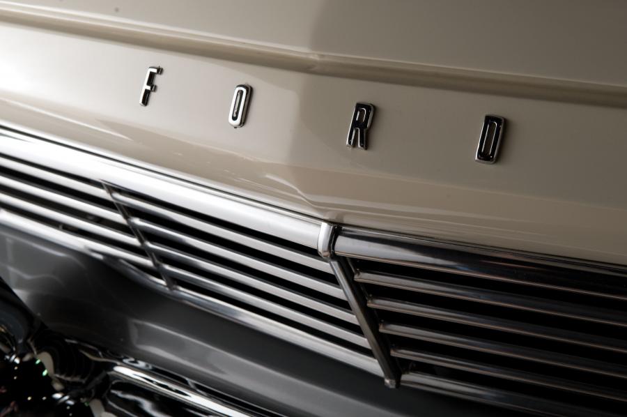  Ford Supercharged Custom Tudor Sedan 1957 года  (фото 2 из 5)